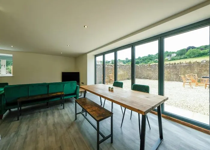 Sladacre 2 Bedroom Converted Barn Apartment Bristol